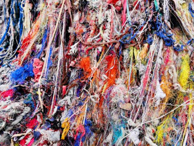 Ako riešiť problém s nadbytočným textilným odpadom a vytvárať hodnotu?